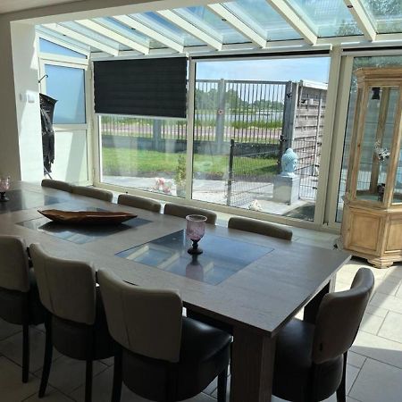 Comfortabele Woning Met Omheinde Tuin Aan Water Voor 12 P Oostburg Exterior photo