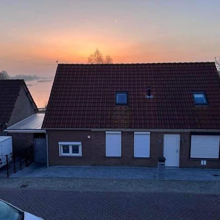 Comfortabele Woning Met Omheinde Tuin Aan Water Voor 12 P Oostburg Exterior photo