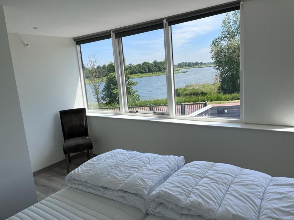 Comfortabele Woning Met Omheinde Tuin Aan Water Voor 12 P Oostburg Exterior photo