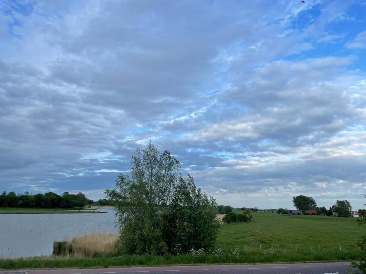Comfortabele Woning Met Omheinde Tuin Aan Water Voor 12 P Oostburg Exterior photo