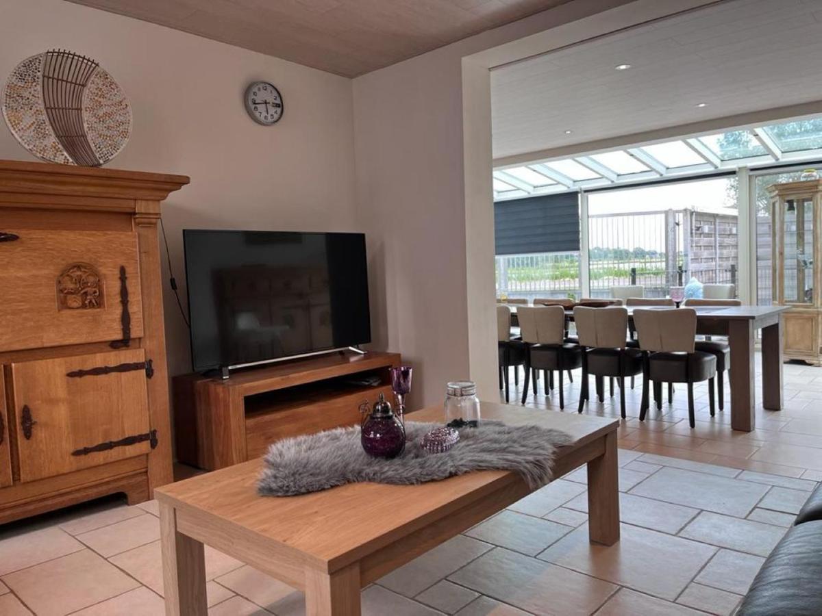 Comfortabele Woning Met Omheinde Tuin Aan Water Voor 12 P Oostburg Exterior photo